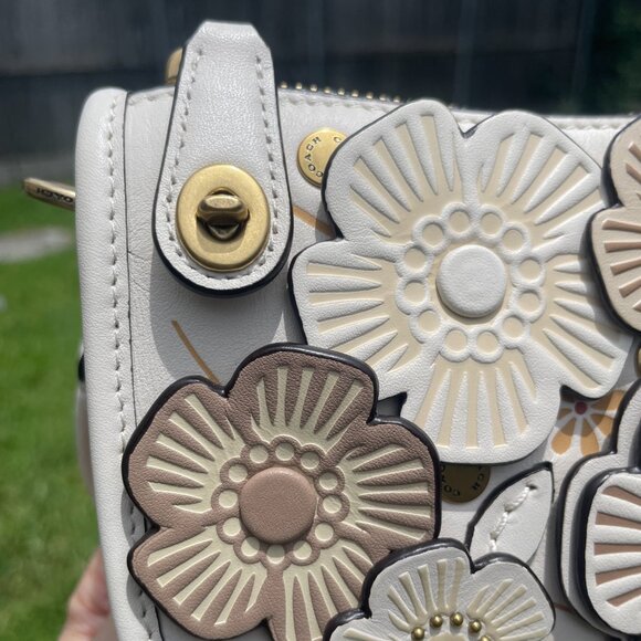 COACH Swinger 20 with Tea Rose Applique Chalk. Excellent Condition. - Picture 4 of 8